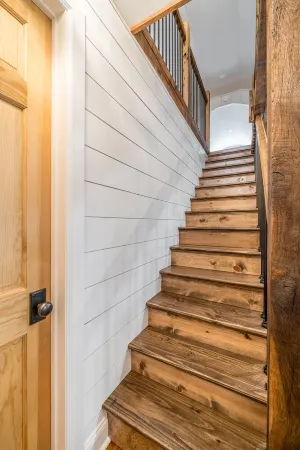 Southern Sunset.  Rugged yet refined!  1.5 miles to Ark!  Rate is for 2 guests.