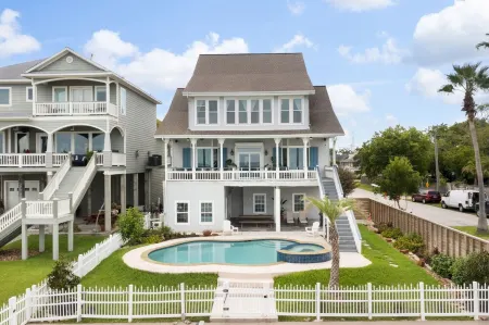 Kemah's Bayfront Getaway with Pool Отели в г. Кема