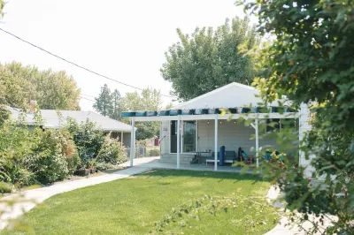 Molly's Place - Home in Kennewick with yard Under Sea Adventures Inc附近的飯店