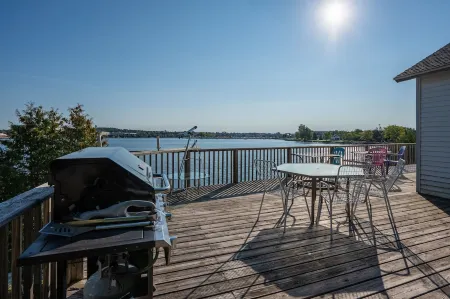 Waterfront cottage 3bdrm