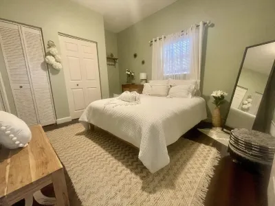 💎Hidden Gem- 5 miles from Siesta Key Beach!Prime location in Sarasota!