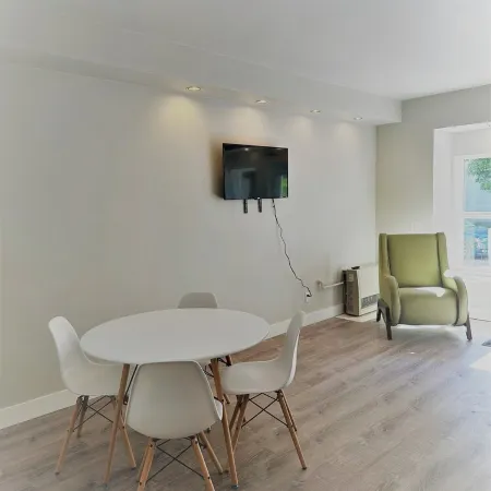 Outlaw Inn Unit 1. Modern, newly remodeled unit. Steps from Main Street!