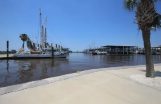 Park your boat in front of the Fishermen's Cottage! Screened in patio.