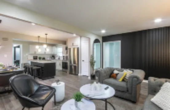 The Cola White House: Sleeps 16 + 4 BDRM w/ Smart TV's + Theater + 7 mins to DT