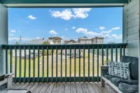 Swell Life at CB ~ 1/2 block to the beach w/ pool!