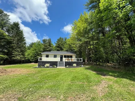 Lakefront Retreat, near All Star Village, in the Catskills Отели в г. Франклин