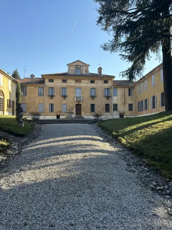 Alla Vigna apartment inside a historic villa with private parking space