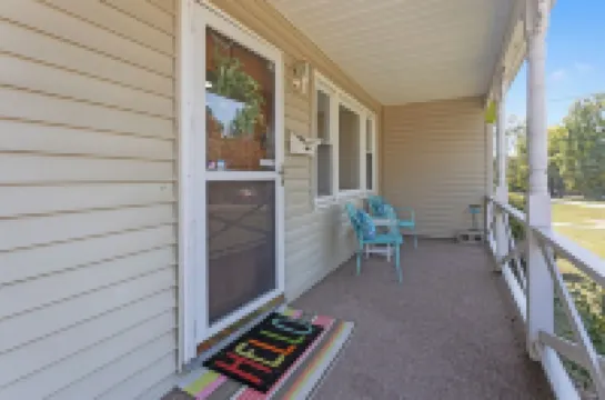 Retro Funky Stay less than 10 minutes from Arrowhead!