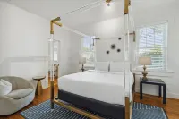 Stanton Apt D / Historic retreat 1 block to beach