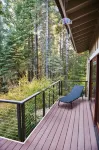 Lux, creekfront 8-acre retreat with hot tub