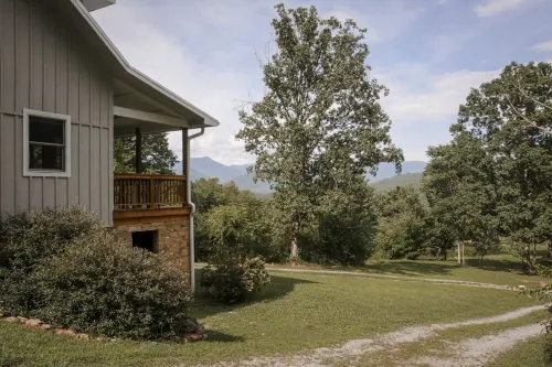 Epic Views! Immaculate Modern Cabin Just 10 Min. From Downtown!