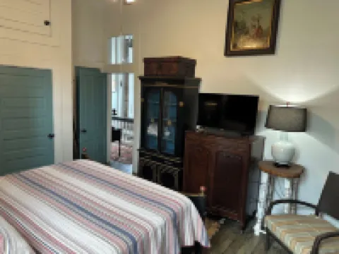 Heart of Downtown w Balcony by Dauphin St; walk to restaurants & shops SLEEPS 6!