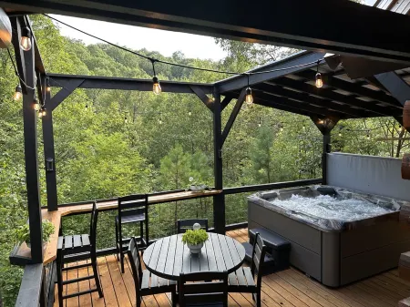 Luxurious and Rustic “Wolf Ridge Lodge” with Hot Tub - Sleeps 6 at Wolf Pen Gap
