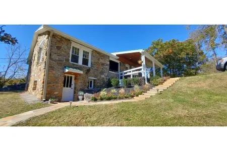 Cozy, stylish, country studio minutes from downtown Waynesville.