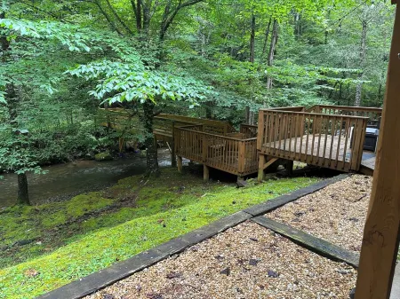 Creekside, Pet Friendly Mountain Log Cabin in the Smokies,  Fire Pit + Hot Tub