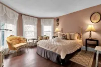 Charming 5 BR Grand Victorian Family Home King Suite Walk to Falls Game-Room - Homestays