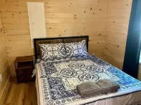 Hillside Hideaway! NEW hot tub! Family sized loft cabin, RRG, Pets welcome.