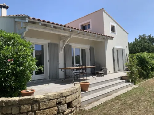 150 m2 VILLA with 1000 m2 garden and swimming pool Hotels in Bessan