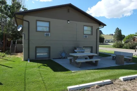 Freshly Remodeled 2 Bedroom, Full Kitchen, living Room Suite, in Cascade unit #3