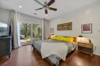 Stylish Home, Stunning Views and Private Hot Tub! Hotels near Black Chasm Cavern National Natural Landmark