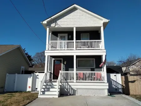 Beach Retreat I HotTub I FirePit I Near Cape May I 7 Beach Passes I 4 Bikes