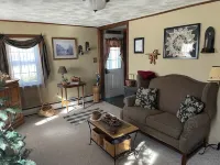 Rural cozy and quaint farmhouse with secluded patio and 15 minute drive to town. Union County 호텔