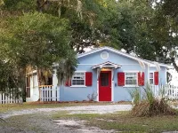 LAST MINUTE SPECIALS! Dog friendly and fenced yard