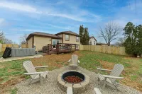 Pondside Retreat 4BR w/ Hot Tub & Pool Table & BBQ Hotels near Westpointe Plaza Drive