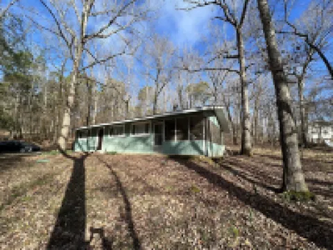 Cottage in the woods. In a safe gated community near Lake Catherine.