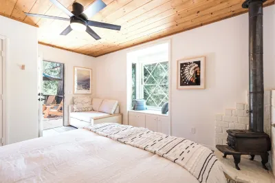 Mountain mod cabin w/ EV charging - Fernwood Hotels near Mountain Pottery