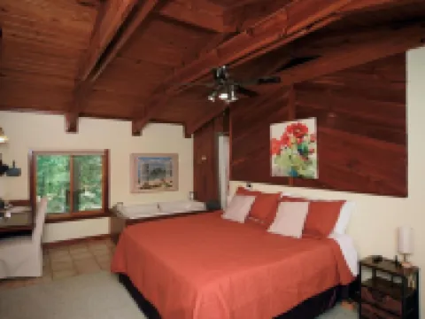 HotTub! FirePit, Private 2.5 acre Pond, 2 Kayaks! GameRoom! Slps12+ Hotels in Stokes