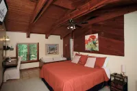 HotTub! FirePit, Private 2.5 acre Pond, 2 Kayaks! GameRoom! Slps12+