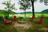 Waterfront cabin with amazing views- Short drive to Dubuque,IA