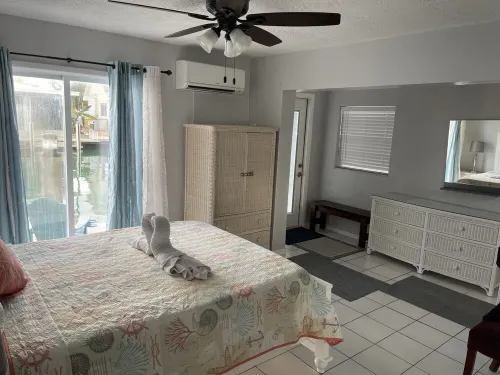 50’ dock on Vaca Cut, deep wide unlimited dockage. Hotels in Marathon