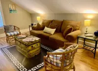 Lovely Upstairs 3 Bedroom Apartment