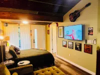 THE GREENROOM, FUNKY music themed tiny home, walking distance to downtown! Hotels in Bosque County