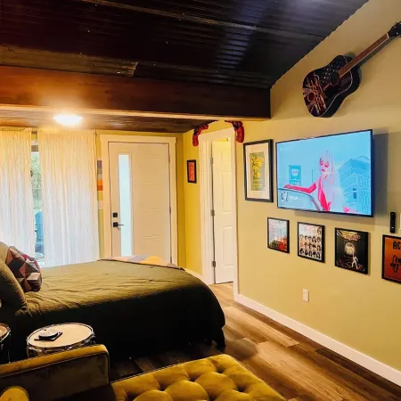 THE GREENROOM, FUNKY music themed tiny home, walking distance to downtown!