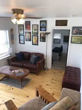 Cheerful 2 bedroom cabin in beautiful Medicine Park!