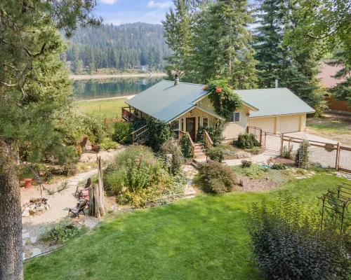 Garden Cottage Getaway on the Pend Oreille River! Pet-Friendly! Water Access!! Hotele w: Pend Oreille County