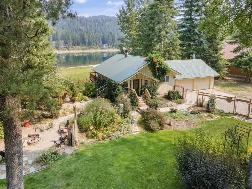 Garden Cottage Getaway on the Pend Oreille River! Pet-Friendly! Close to Skiing!