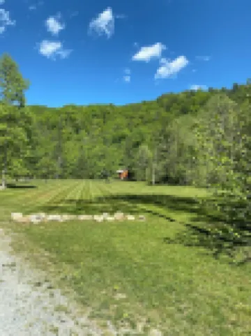 New 2/2 Log Cabin, Rushing Trout Stream, Hot Tub, Fireplace, 8 acres, WiFi