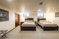 Hidden Gem! Beautiful Lower Level Townhome-1 mile from Lambeau