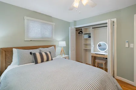 Beautiful Newport Home - The Cottage At Restmere, South Отели рядом с достопримечательностью «Публичная библиотека Мидлтаун»