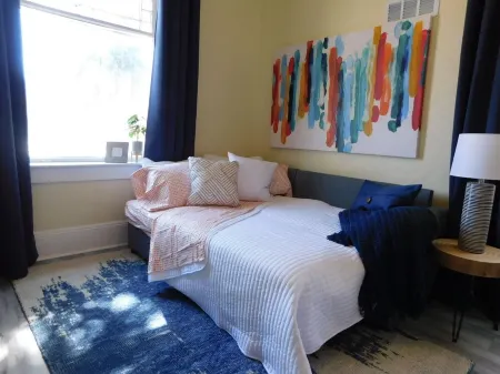 Downtown Apartment! Private Parking & Monthly Rates