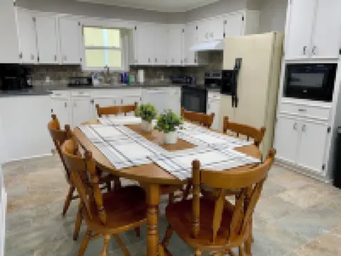 Charming, newly remodeled 2-bedroom duplex near Carthage w/ AC, fast WiFi 帕諾拉縣住宿飯店