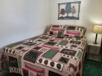 Castaways Cottage on Croton Pond 3)