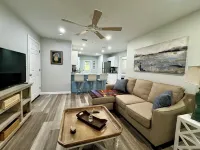 Charming 2-bedroom cottage with full kitchen and WiFi in Pensacola. Sleeps 4.