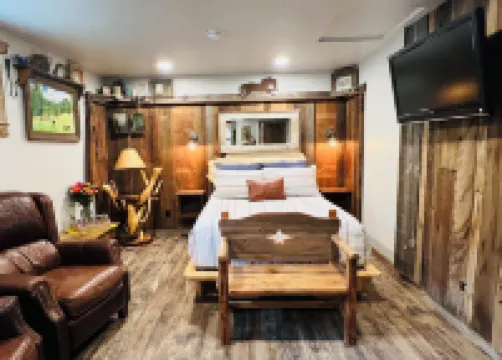 Horse Creek Ranch Luxurious Western Bunkhouse/Cabin