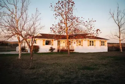 Private modern ranch Hotels near Rowan Park