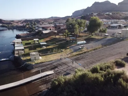 Spacious Riverhouse with private park/boat ramp